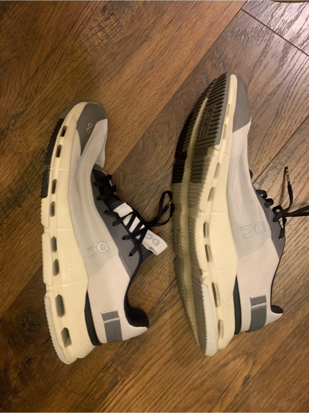 On Running Men's Trainer in Cream and Gray with Black Accents - Picture 8 of 13